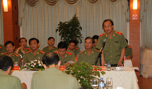 Thiếu tướng Lê Đông Phong (đứng) - Ảnh: Cổng thông tin điện tử Công an TP.HCM
