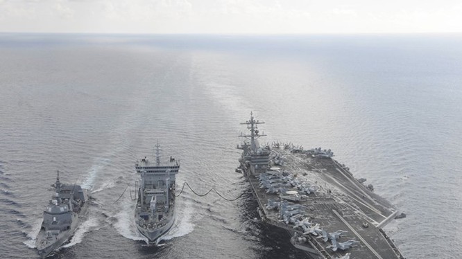 Tàu sân bay USS Theodore Roosevelt (CVN 71) và tàu khu trục Fuyuzuki của Nhật Bản chạy song song, ở giữa là tàu tiếp nhiên liệu INS Shakti của Ấn Độ trong khuôn khổ cuộc tập trận Malabar 2015 ngày 18.10 tại Ấn Độ Dương - Ảnh: Hải quân Mỹ