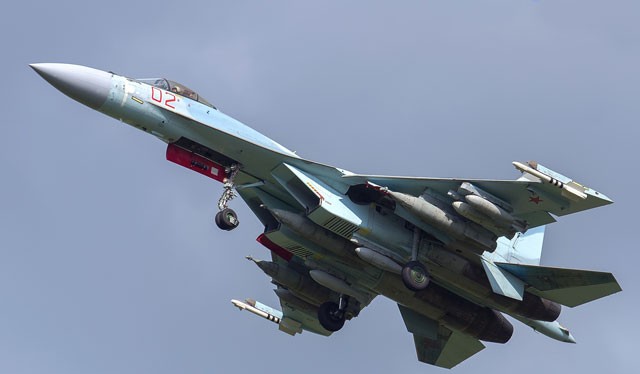 Su-35S bay thử với tải trọng vũ khí tối đa gồm 3 bom có điều khiển KAB-1500L và 2 tên lửa không đối không R-73, 6 bom không điều khiển FAB-500M62 cỡ 500 kg