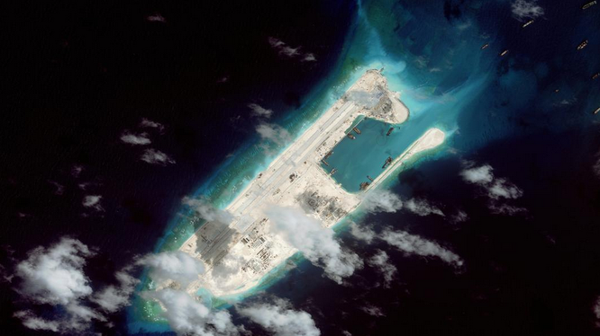 Đá Chữ Thập đã được Trung Quốc biến thành đảo nhân tạo với đường băng dài 3.000m