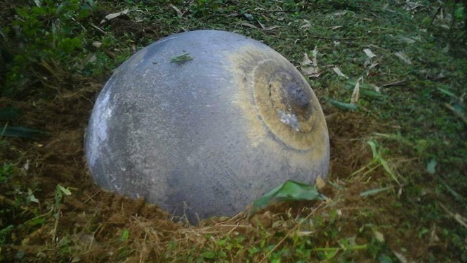 Vật thể lạ hình cầu, có thể làm bằng kim loại - Ảnh người dân cung cấp
