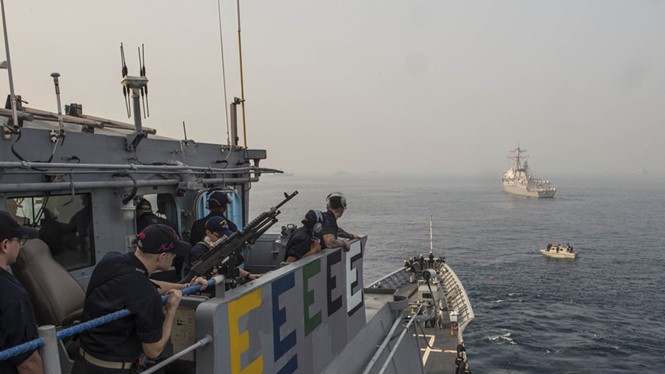 Hai tàu chiến Mỹ gồm tuần dương hạm lớp Ticonderoga, chiếc USS Antietam (CG 54) đậu gần khu trục hạm USS McCampbell (DDG 85) trong khi tham gia buổi thao diễn hải quân quốc tế (IFR 2016) ở Visakhapatnam, Ấn Độ, ngày 4.2.2016. Mỹ và Ấn Độ đang bàn việc tuầ