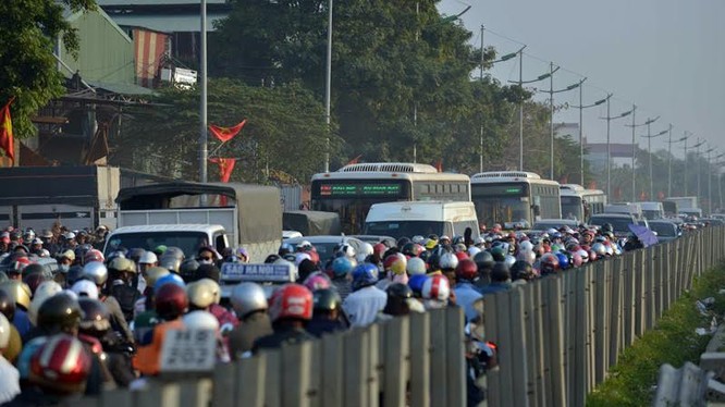 Cảnh đông đúc trên Quốc lộ 1 cũ