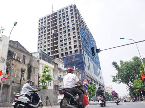 Tòa nhà 8B Lê Trực trước khi bị cưỡng chế tháo dỡ phần sai phạm