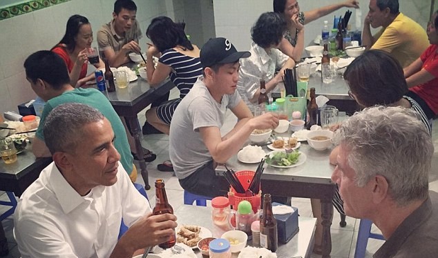Tổng thống Mỹ Obama thưởng thức món bún chả dân dã của Việt Nam