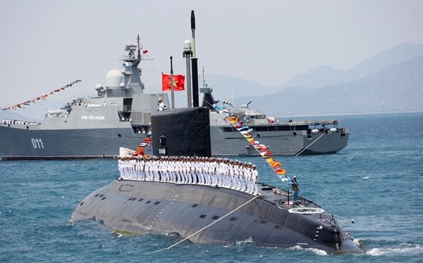Tàu ngầm Kilo và chiến hạm Gepard của hải quân Việt Nam trên vịnh Cam Ranh
