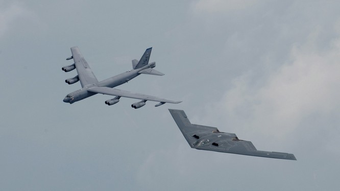 Mỹ đã lần đầu tiên điều cả 3 loại máy bay ném bom chiến lược B-2 Spirit, B-1 và B-52 tới Guam canh chừng Biển Đông