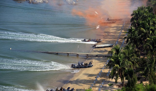 Lính Trung Quốc và Nga xung phong chiếm lĩnh trận địa khi đổ bộ chiếm đảo