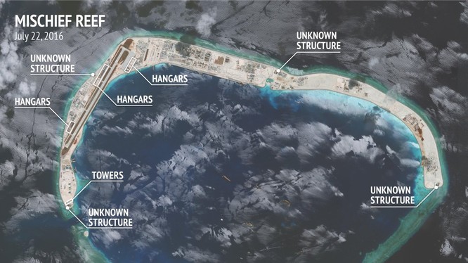 Đá Vành Khăn ở quần đảo Trường Sa đã bị Trung Quốc bồi lấp, xây dựng đảo nhân tạo trái phép với đường băng, nhà chứa máy bay và các công trình quân sự