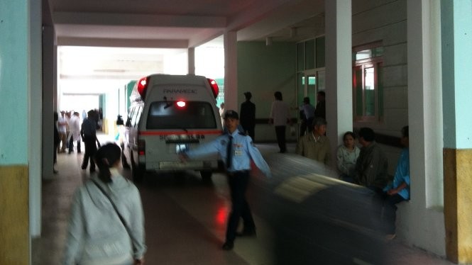 Bệnh viện Đà Nẵng tổ chức diễn tập nhằm đưa ra một phương án đón ông Nguyễn Bá Thanh tốt nhất. Trong ảnh là xe cứu thương chạy vào khuôn viên bệnh viện Đà Nẵng - Ảnh: Đ.Nam