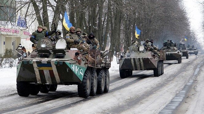 Xe thiết giáp chở quân Ukraine tiến về thị trấn Volnovakha, Đông Ukraine. Ảnh: Reuters
