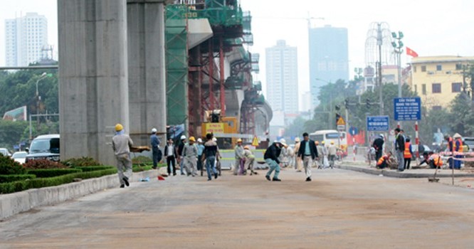 Dầu tràn ra đường Trần Phú được phủ cát chống trơn trượt. Ảnh: Bá Đô.