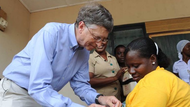 Bill Gates, cựu CEO của Microsoft hiện là người giàu nhất thế giới. Kể từ năm 2000, Gates cùng với vợ đã điều hành quỹ Bill and Melinda Gates Foundation. Cho đến nay, quỹ này đã làm từ thiện số tiền trên 30 tỷ USD.