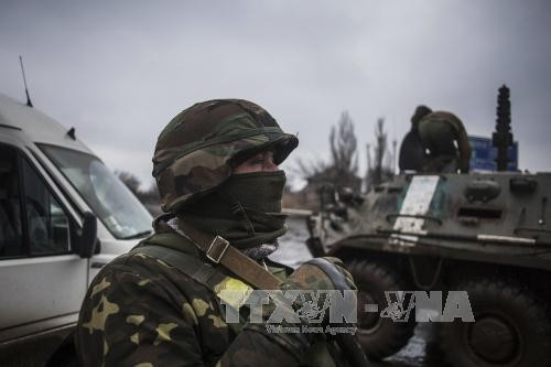 Quân chính phủ Ukraine tại Debaltseve sau một trận đánh. Ảnh AFP-TTXVN