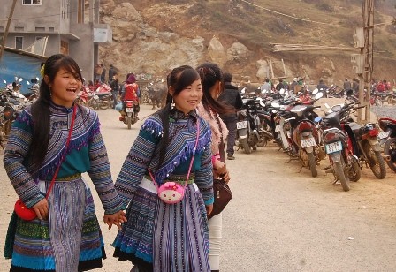 Thiếu nữ Mông trong trang phục truyền thống.