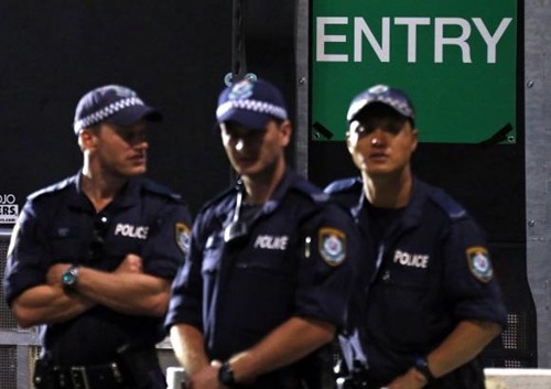 Cảnh sát Australia đảm bảo an ninh tại khu vực cầu cảng Sydney trước màn bắn pháo hoa mừng năm mới thường niên hôm 31/12. Ảnh: Reuters.