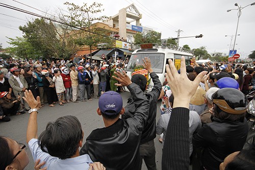 Hàng nghìn người đứng 2 bên đường nơi xe tang đi qua, tiễn biệt ông Nguyễn Bá Thanh.