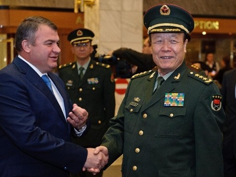 Cựu Phó Chủ tịch Quân ủy Trung ương Trung Quốc Quách Bá Hùng (bên phải) trong chuyến thăm Nga năm 2011. 