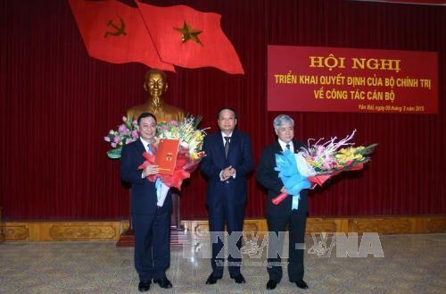 Ông Tô Huy Rứa trao Quyết định của Bộ Chính trị cho các ông Đỗ Văn Chiến (bên phải) và Phạm Duy Cường (bên trái). Ảnh: TTXVN