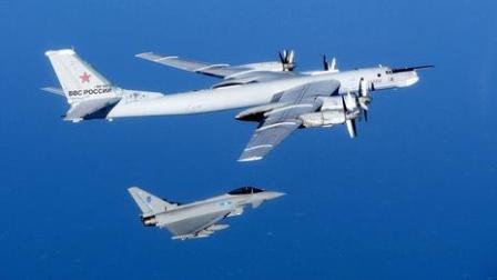 Máy bay chiến đấu F3 Tornado của Không quân Hoàng gia Anh áp sát một chiếc Tu-95 của Nga trên vùng trời Bắc Đại Tây Dương tháng 9/2007.