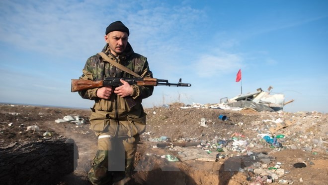 Người lính ly khai miền đông Ukraine làm nhiệm vụ tại làng Frunze thuộc vùng Lugansk. (Nguồn: AFP/TTXVN)