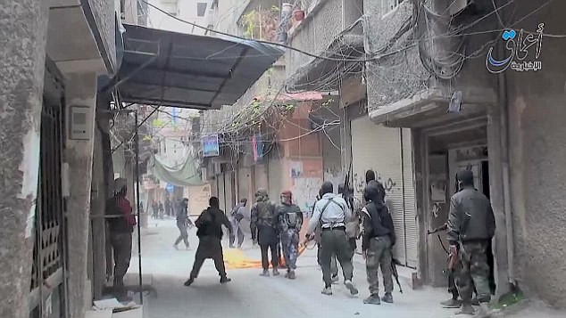 Phiến quân IS ồ ạt tấn công và thảm sát 100 người Palestine tại trại tị nạn Yarmouk.