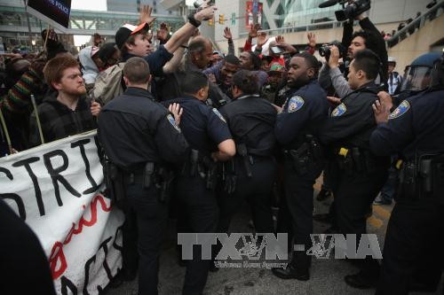 Những người biểu tình xung đột với cảnh sát trong cuộc biểu tình tại Baltimore. AFP/TTXVN
