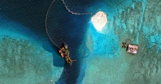 Ảnh vệ tinh công bố vào tháng 4/2015 cho thấy các hoạt động bồi đắp và cải tạo các bãi đá ngầm trong quần đảo Trường Sa ở Biển Đông. Ảnh REUTERS/CSIS's Asia Maritime Transparency