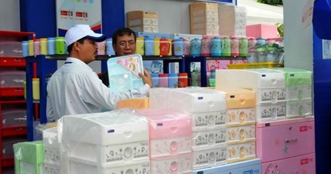 Nhiều sản phẩm gia dụng Việt chật vật giữ thị phần ngay trên sân nhà - Ảnh: D.Đ.M