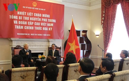 Tổng Bí thư nói chuyện với cán bộ, nhân viên Đại sứ quán Việt Nam tại Hoa Kỳ