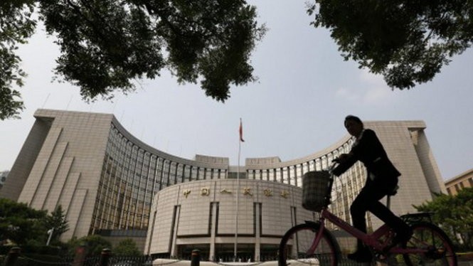 Ngân hàng Trung ương Trung Quốc ba lần cắt giảm lãi suất đã khuyến khích nhà đầu tư ồ ạt vay tiền mua cổ phiếu - Ảnh: EPA