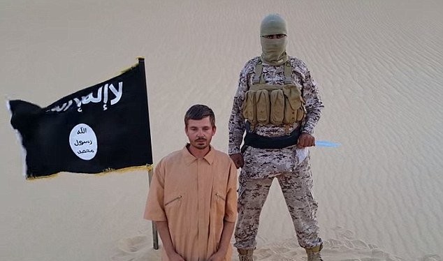 Con tin Croatia Salopek xuất hiện trong một đoạn video do IS tung lên mạng tuần trước Ảnh: Daily Mail