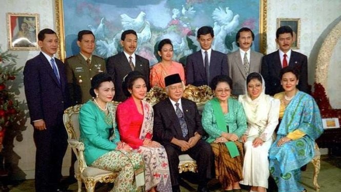 Cố tổng thống Suharto (thứ ba từ trái, hàng đầu) chụp ảnh cùng gia đình năm 1993 - Ảnh: TEMPO