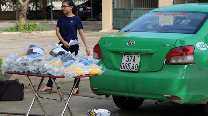 Taxi vận chuyển và hơn 3.000 kíp nổ bị CSGT bắt giữ - Ảnh: Hải Tần