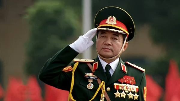 Trung tướng Võ Văn Tuấn trên xe chỉ huy tiến vào lễ đài. Ảnh chụp qua màn hình.