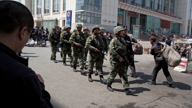 Cảnh sát vũ trang Trung Quốc tuần tra ở Tân Cương - Ảnh: Guardian