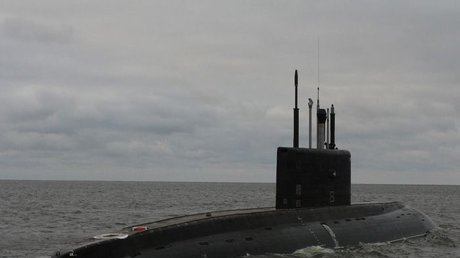 Sốc: Nga lại phóng Kalibr đánh “thủ đô” IS từ tàu ngầm Kilo 