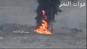 Một chiếc xe cơ giới của lực lượng Hồi giáo cực đoan bị bắn cháy