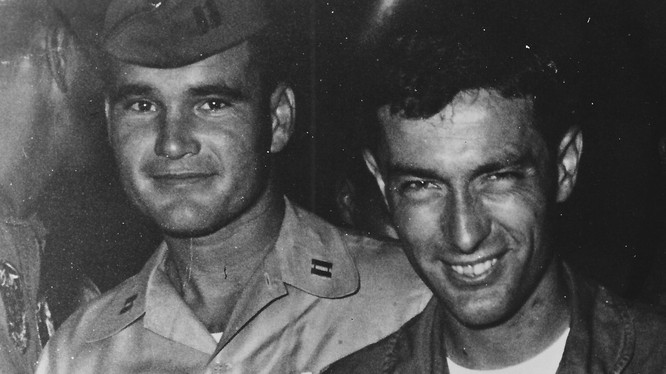Phi công Don Harten (người bên phải) sau vụ tai nạn kinh hoàng trên biển Đông của máy bay B-52