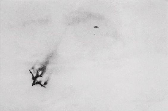 Một chiếc F-105 trúng đạn bốc cháy dữ dội, phi công Mỹ nhảy dù trên bầu trời miền Bắc Việt Nam