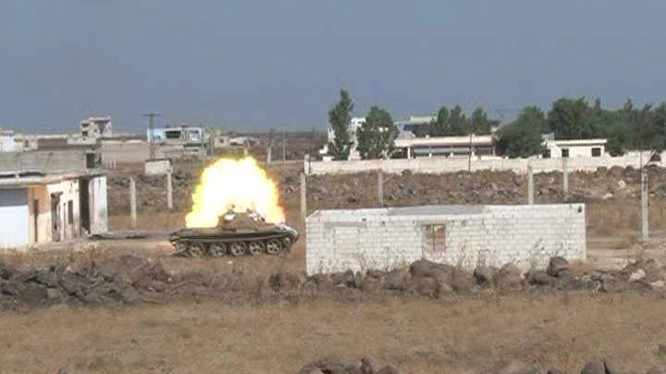 Xe tăng quân đội Syria tấn công trên chiến trường Nam Aleppo