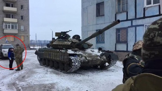 Xe tăng lực lượng quân sự Kiev, phái sau là xe của OSCE