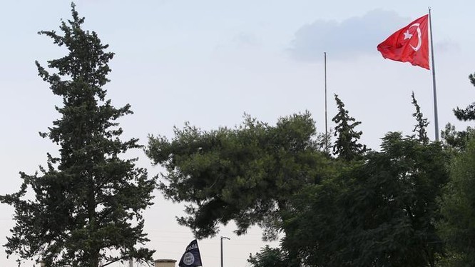 Lá cờ Thổ Nhĩ Kỳ trên khu vực cửa khẩu biên giới Karkamış, phía sau là cờ của IS, cắm trên cơ quan hải quan cửa khẩu Jarablus Syria, ngay sát cửa khẩu Karkamış, tỉnh Gaziantep thuộc Thổ Nhĩ Kỳ ngày 01.08.2015. Reuters / Murad Sezer