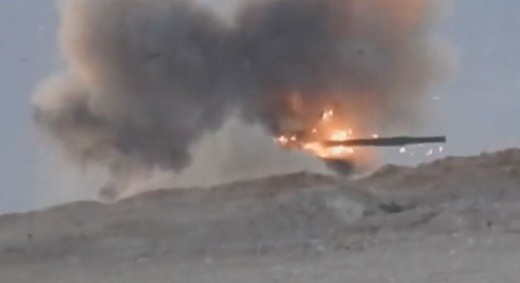 Chiếc T-62M của quân đội Syria trúng tên lửa chống tăng