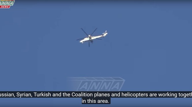 Một trực thăng tấn công của quân đội Nga trên bầu trời Aleppo