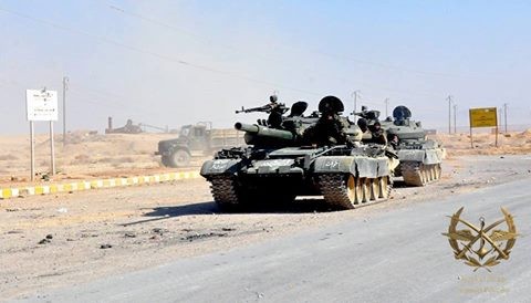 Xe tăng quân đội Syria cơ động trên chiến trường Daraa