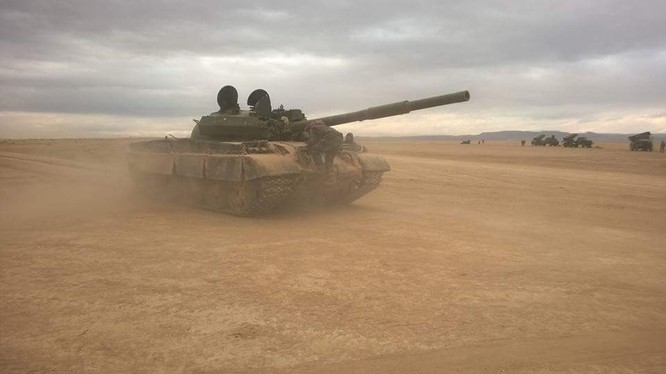 Xe tăng quân đội Syria chiến đấu trên chiến trường Palmyra