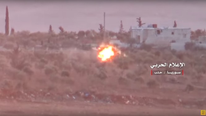 Tên lửa chống tăng ATGM phá hủy chiếc xe chở các chiến binh thánh chiến trong khu vực miền nam Aleppo