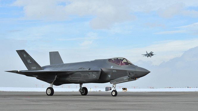 Máy bay tiêm kích tàng hình F-35A tham gia diễn tập