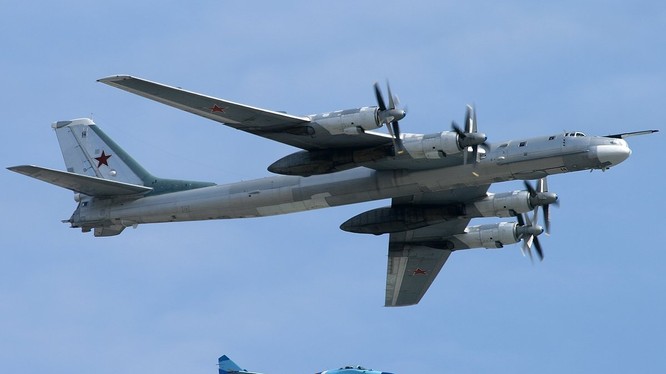 Máy bay ném bom chiến lược Tu-95MS không kích ở Syria